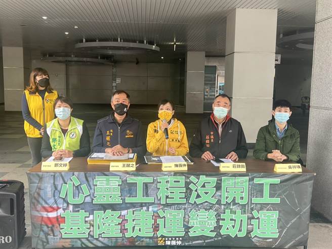 市議員陳薇仲認為，不應該把做一半的基隆捷運當作政績，呼籲市長林右昌給市民完整的路線規畫。（陳彩玲攝）