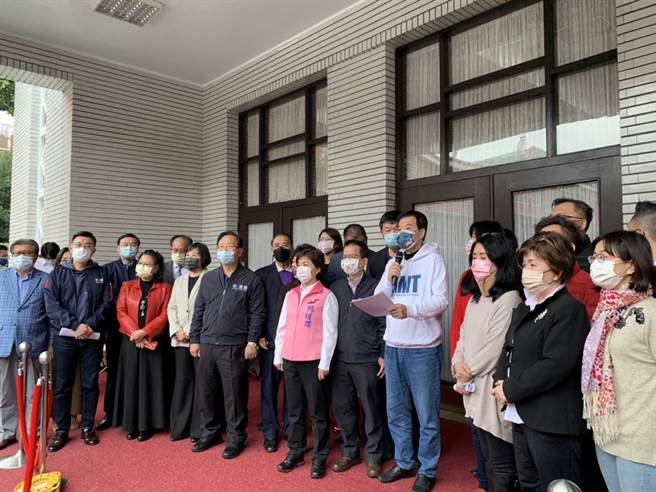 今立院召開朝野協商，立院國民黨團全體在議場外開記者會抗議。（張薷攝）