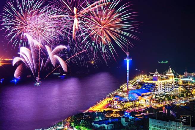 今年跨年就到淡水看全臺首场13分14秒跨河烟火秀。(图/福容大饭店淡水渔人码头店提供)