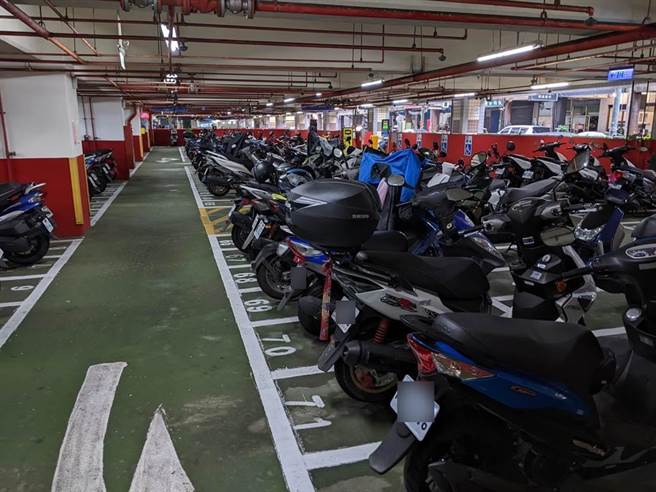 台北市停車管理處9月推行「機車轉乘捷運」優惠，23日再納入全市50家戶外停車場，騎士離場時只要使用悠遊卡繳費，且該卡於1小時內有捷運搭乘紀錄，每筆停車費即享5元折扣。（黃婉婷攝）