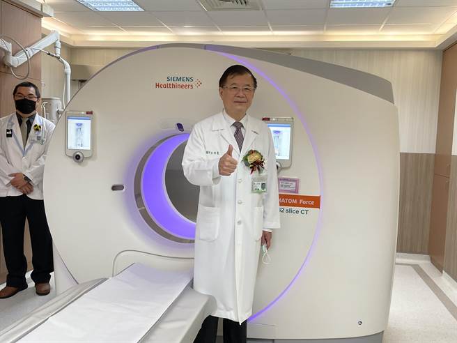 奇美医学中心耗资近亿建置「1152切面低剂量高阶电脑断层」，院长邱仲庆说，将可提升医师在临床上的影像判断效率及精准度。(曹婷婷摄)