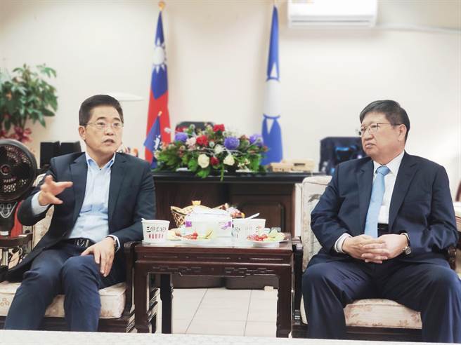 國民黨祕書長黃健庭上午拜訪苗栗縣長徐耀昌、新竹縣長楊文科、苗栗縣議長鍾東錦、新竹市議長許修睿、新竹縣議長張鎮榮等人。（國民黨提供）