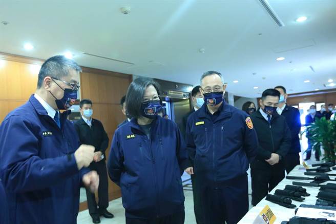 内政部长徐国勇（左一）、警政署长陈家钦（左三）一起向蔡英文总统（左二）解说警方精进执勤安全方案的成果。（警政署提供）