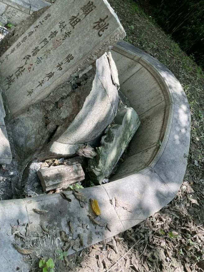 鹿港「金银厅」黄家墓园中黄礼永古墓遭盗贼破坏，墓肩、墓手5块由蒋馨家族打造的青斗石雕全被破坏撬开搬走。（黄家子孙提供／谢琼云彰化传真）