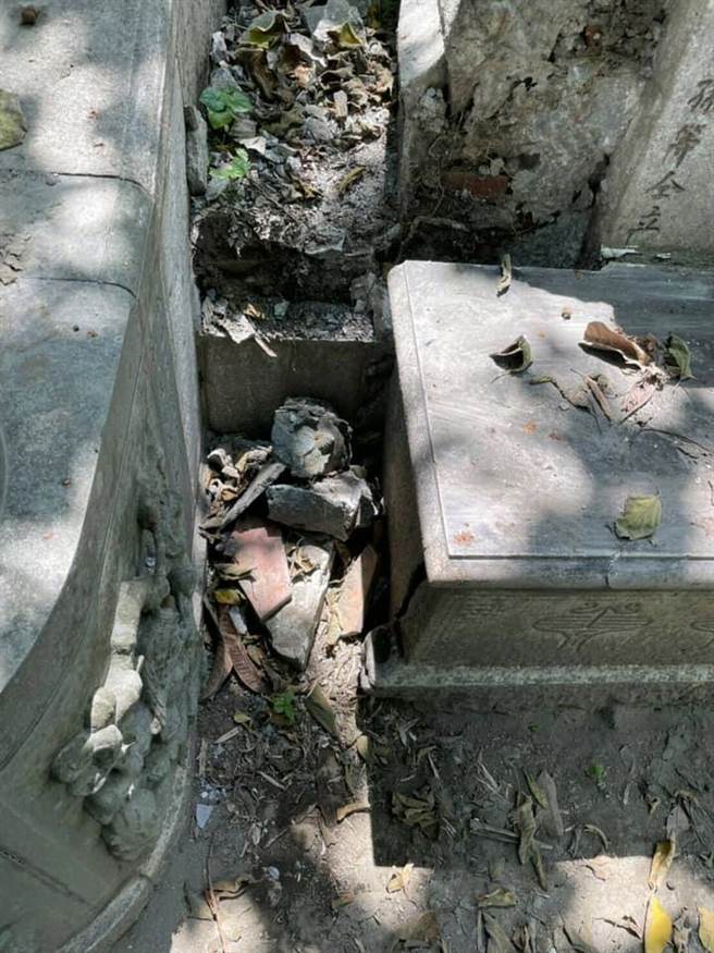 鹿港「金银厅」黄家墓园中黄礼永古墓遭盗贼破坏，墓肩、墓手5块由蒋馨家族打造的青斗石雕全被破坏撬开搬走。（黄家子孙提供／谢琼云彰化传真）