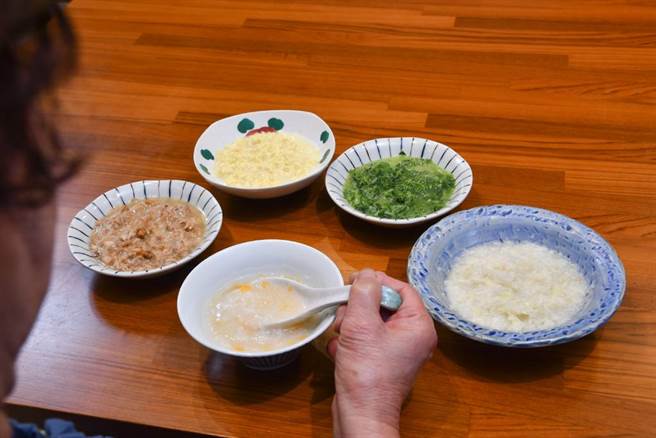 6成6照护者在长辈有吞咽困难时，只把食物煮更烂。语言治疗师提醒，长辈恐因食物质地不均匀，反而更容易遭遇吸入性肺炎。 (图/嘉义基督教医院提供)