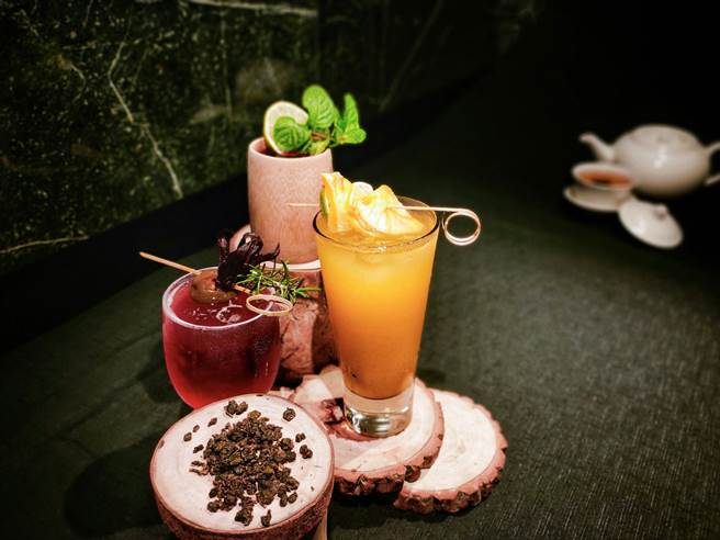 太鲁阁晶英酒店抢搭台剧《茶金》风潮，发想三款饮品走进1950黄金岁月年代。（太鲁阁晶英提供）