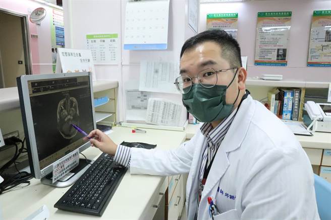 卫生福利部桃园医院神经内科医师邱诩怀呼吁高危险族群民眾，要避免过于大力或较猛烈的颈部按摩等，减少椎动脉受损的机会。（桃园医院提供／陈梦茹桃园传真）