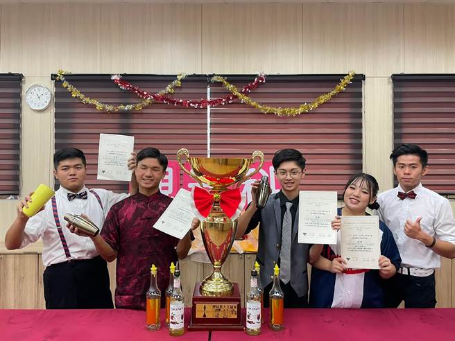 新人王全國花式調酒賽永平工商奪佳績。(呂筱蟬攝)