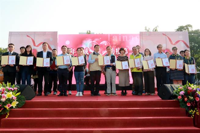 台南市政府23日于南瀛绿都心公园举办「三年有成·防疫第一」感恩表扬活动，表扬250位防疫有功人员。(台南市政府提供／刘秀芬台南传真)