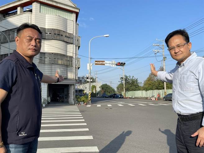 市議員張耀中23日召集交通局、春社派出所等單位，一起研商改善對策。（民眾提供）