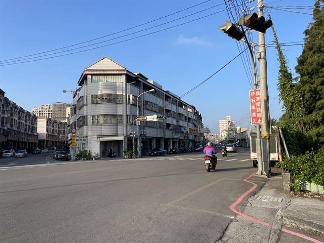 台中市烏日區學田路跨界南屯區成了忠勇路，常在彩虹眷村外的分岔路口，大小交通意外事故頻傳。（民眾提供）