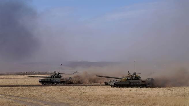 由于俄国与中国大陆愈来愈频繁一同进行军事演习，并分享经验教训，未来两者很可能会优先考虑持续研发并部署滞空弹药。图为「和平使命-2021」联合反恐军演实兵实弹演习。(图/新华社)