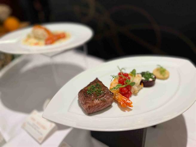炉烤美国霜降牛排，黄金比例完美厚切、软嫩适中，完整锁住肉汁鲜甜，搭配香脆斑节明虾，海陆双享一次满足。（柯宗纬摄）