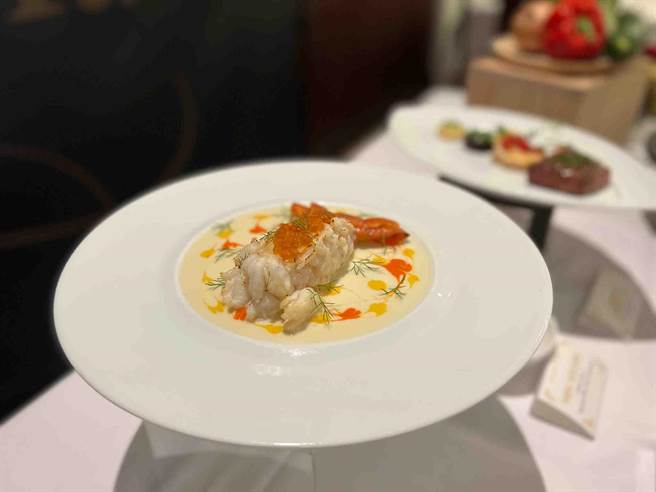 严选现流鲜虾，淋上柠檬蛋黄酱，搭配特制焦糖胡萝卜泥，清爽开胃。（柯宗纬摄）