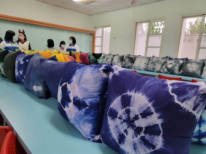 美感教育结合公益，国立台东女中师生赠送阿尼色弗儿童之家院童手染布抱枕，在寒冷的冬季为院童增添暖意。（蔡旻妤摄）