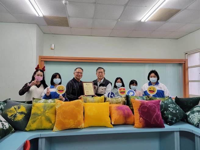 美感教育结合公益，国立台东女中师生赠送阿尼色弗儿童之家院童手染布抱枕，在寒冷的冬季为院童增添暖意。（蔡旻妤摄）