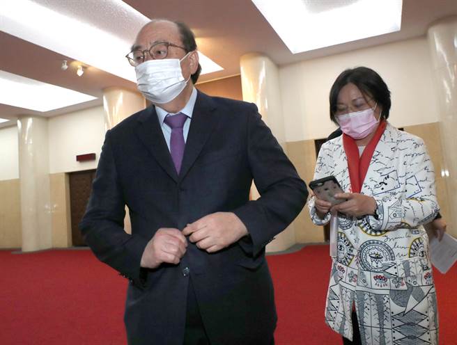 立法院23日針對「111年度中央政府總預算案」相關事宜由院長游錫堃邀集朝野黨團協商研商，會中達成協議後，民進黨團總召柯建銘與書記長劉世芳出面，宣讀協議書的內容。（鄭任南攝）