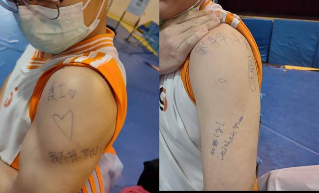 青年高中同学，日前打疫苗时在手臂上写上撩妹字句，向护理师姊姊「告白」让忙碌的护理师们觉得很窝心。（翻摄自脸书爆料公社／黄国峰台中传真）