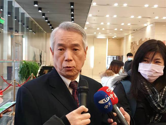 台籍中医师、修正药业集团华夏中医馆特聘专家谢发岳认为，利用中医药对抗新冠，两岸有许多可以互相借鑑之处。（蓝孝威摄）