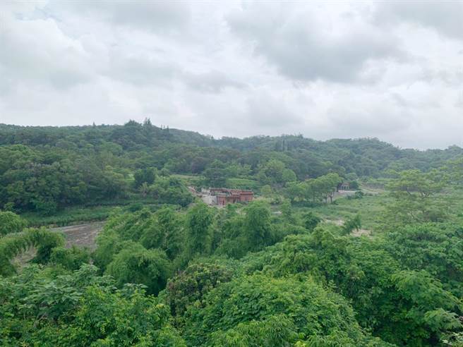 花坛乡「惠来产业园区」位于山坡地，青山绿水环抱，要开发工业区，引进金属、机械等产业，环团和环评委员都质疑其合理性和正当性。（彰化县环保联盟提供／吴敏菁彰化传真）