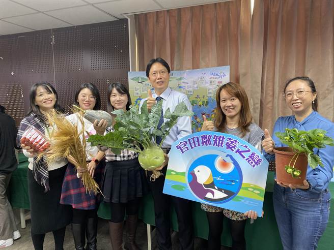 官田国小食农教育理念，除入选「未来教育、台湾100」肯定，也抱回「企业特别奖」奖金10万元，右三为校长王全兴。（曹婷婷摄）