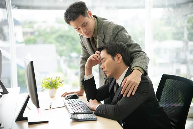 如果在下嘴唇、脖子左侧、左右肩膀正中间、胳膊、背部、脚背、脚无名指、脚侧面、脚踝有痣，代表此人有劳碌命，难以有安定下来的时刻。（示意图／shutterstock）