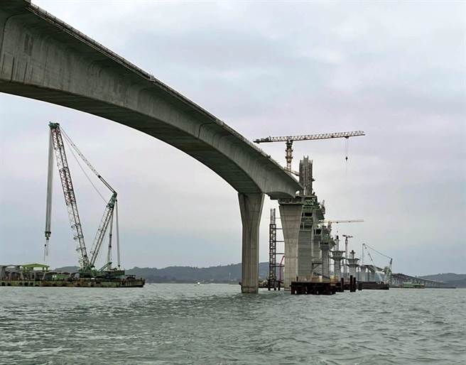 金门大桥施工团队克服万难，目前积极推展深槽区桥塔施工与上构节块吊装作业。（李金生摄）