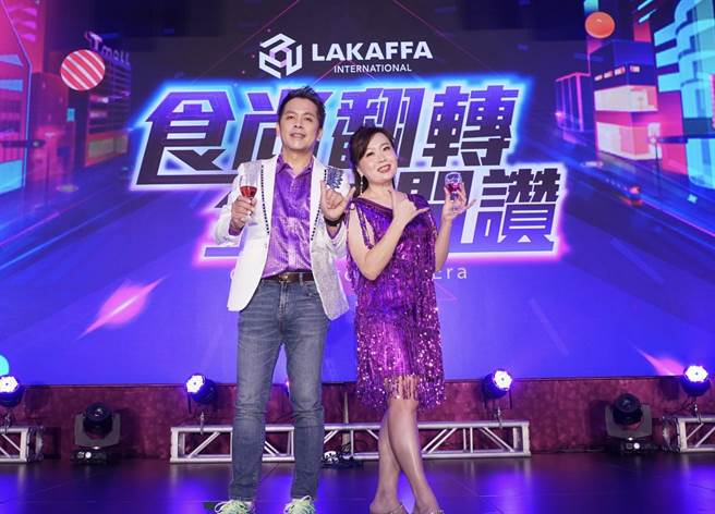 六角董事长王耀辉(左)与执行副总王丽玉(右)于今日尾牙共同宣布，发出最高年终六个月。（六角提供）