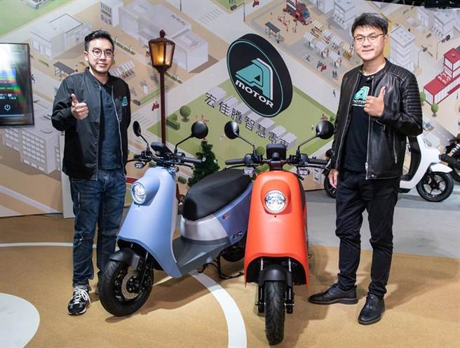 宏佳腾23日上市新款轻型电动机车Ai-4，宏佳腾董事长特助锺亚成(左)、执行长林东闵(右)为新车站台。图／业者提供