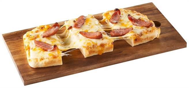 全联Read Bread x Pino Pizzeria双重起司披萨，89元。（全联提供）