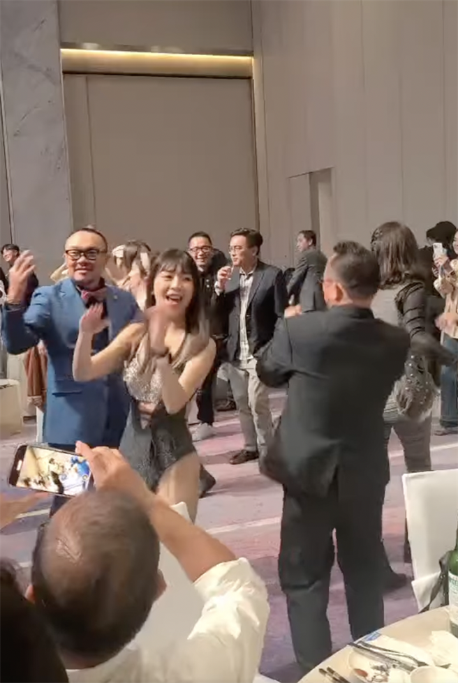 清凉辣妹热舞现身高雄一场聚餐活动，网路一度疯传主办单位是「高雄市政府经济发展局」，但经查是其实是「高雄市经济发展协会」，误会大了。（翻摄脸书）