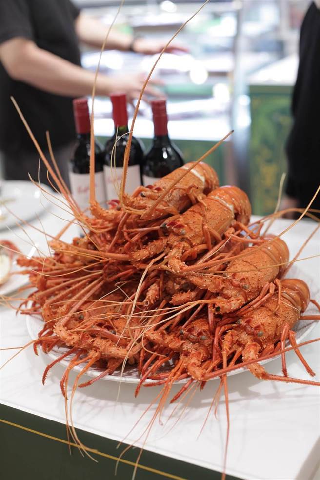 Breeze Super澳洲活龙虾，每公斤1250元。（微风提供）
