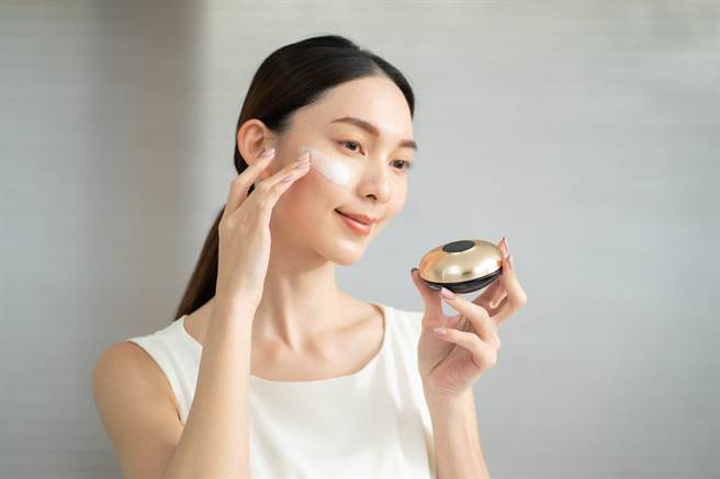 娇兰、黛珂、AGILE COSMETICS PROJECT纷纷为品牌明星商品推出升级版本，图中为MODEL使用兰钻极萃氧生乳霜。（图／品牌提供）