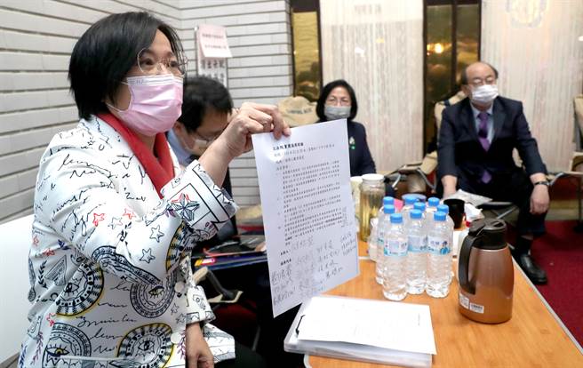 立法院23日针对「111年度中央政府总预算案」相关事宜由院长游锡堃邀集朝野党团协商研商，会中达成协议后，民进党团总召柯建铭与书记长刘世芳出面，宣读协议书的内容。（郑任南摄）