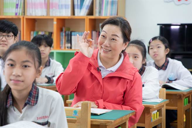 最重視教育的徐榛蔚，把學生當自己孩子，也首創全國第一個智能教育中心。(圖/中時新聞網攝)