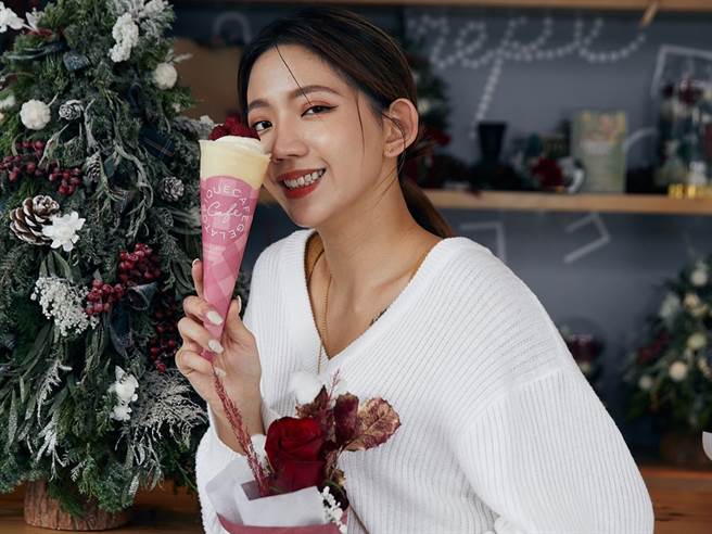 gelato pique cafe、康青龙、快车肉乾近日推出联名商品，图中为浪花花艺负责人、花艺老师陈艾琳。（图／品牌提供）