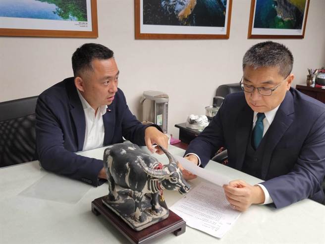 楊鎮浯縣長今天專程拜會內政部長徐國勇，爭取放寬相關的審查規定，以減少民怨和落實土地正義。（金門縣府提供）