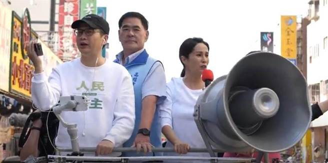 立委高金素梅(右1)、台北市议员罗智强(左1)11日搭乘公投宣传小战车在高雄街讲拜票。(翻摄高金素梅脸书影片)