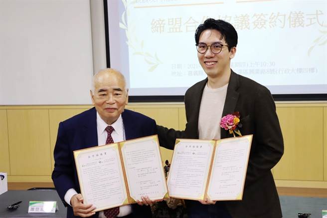 72岁南良集团总裁萧登波（左）今代表公司，与滚动绿自然科技有限公司27岁总监陈柏宇（右）签订合作协议，跨世代经营者正式展开合作。（吕妍庭摄）