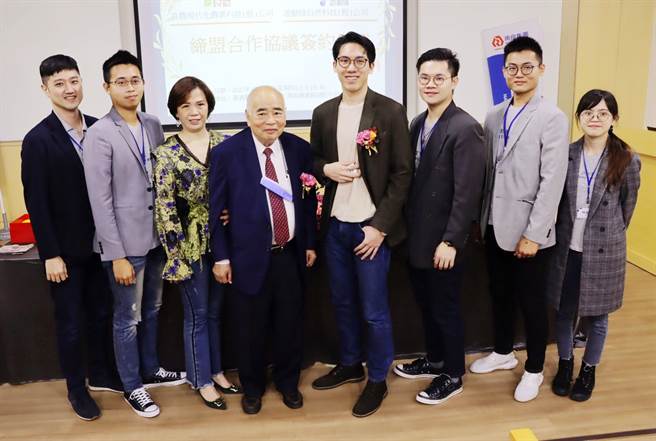 滚动绿自然科技公司2018年成立，团队成员平均年龄不到30岁，今签约仪式上，72岁南良集团总裁萧登波（左四）代表公司与滚动绿总监陈柏宇（右四）等团队成员合影。（吕妍庭摄）