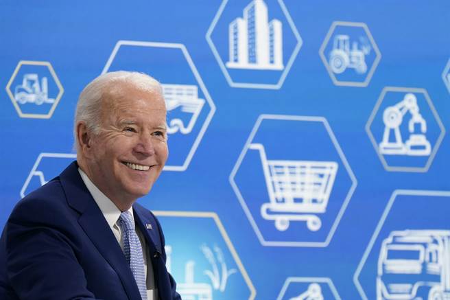 拜登宣布度过耶诞节供应链危机，不过专家指出，问题尚未获得解决。（图／美联社）