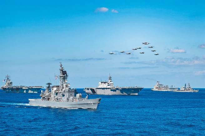 凡成為美國「做他人的手」夥伴，就同時成為「美國的手」，不但國家戰略須與美國一致，國家肢體行為也要與美國同步，立陶宛、烏克蘭是明顯的例子。圖為美軍與日本自衛隊進行聯合軍演。（圖／美國海軍）