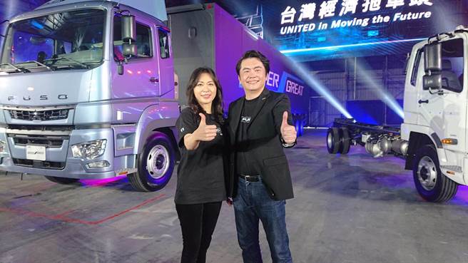 台灣商用貨卡車龍頭代理商選在台南航空站的機棚內發表新車，右為車商公司執行長王立山，左為車商公司董事長林純姬。（程炳璋攝）