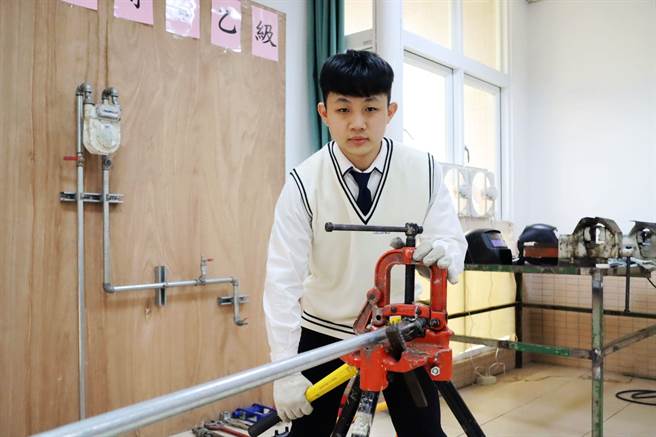 嘉義縣萬能工商畢業生鍾至維，身擁15張證照，讓他獲得第17屆技職之光「證照達人」肯定。（呂妍庭攝）