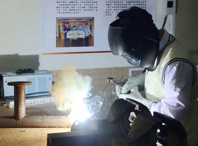 嘉義縣萬能工商畢業生鍾至維跨領域考到15張證照，身擁多項技能。（呂妍庭攝）