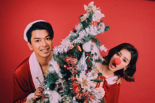 潘逸安与老婆Vivian换上耶诞装。（艾迪升传播提供）