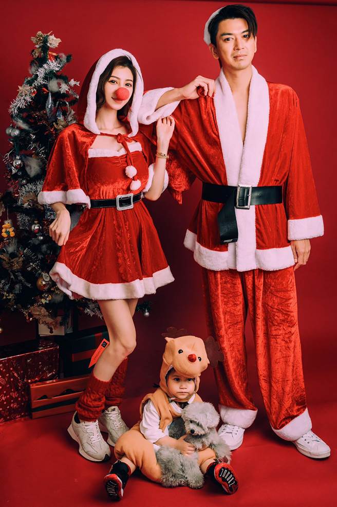 潘逸安与老婆Vivian、女儿一起换上耶诞装。（艾迪升传播提供）