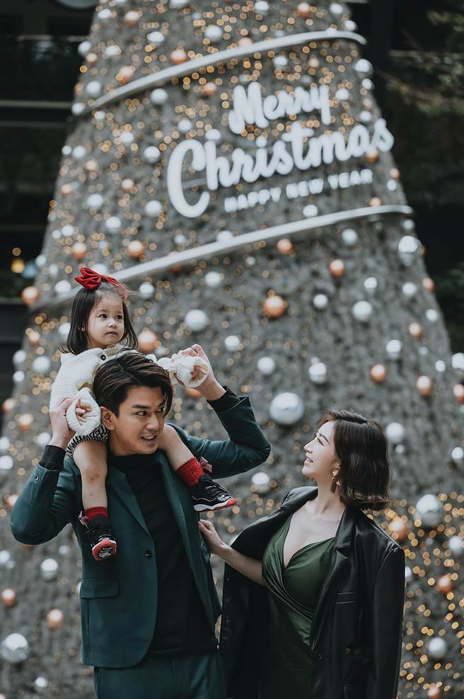 潘逸安一家以时尚风格欢度耶诞。（艾迪升传播提供）