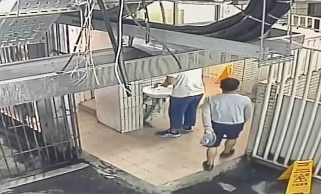 張姓慣竊原本穿著短褲淺灰色上衣，進公廁變裝。(讀者提供／劉秀芬台南傳真)